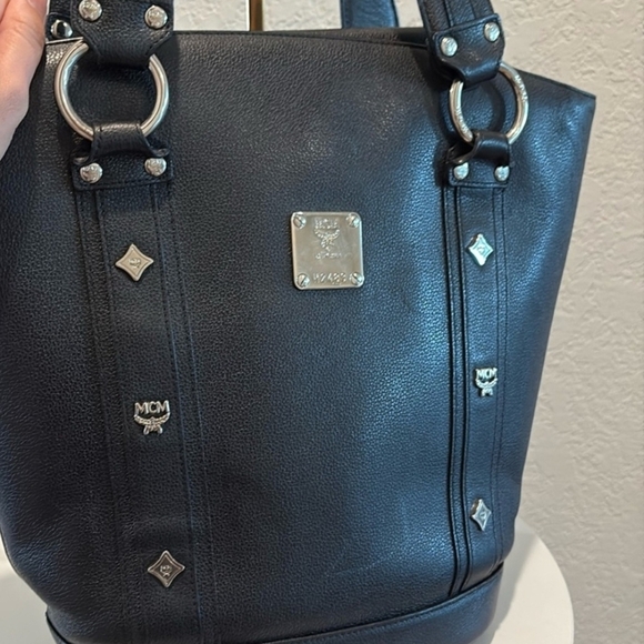 MCM Munchen Black Saffiano Leather Shoulder Bag (EXCELLENT CONDITION) - Picture 2 of 15